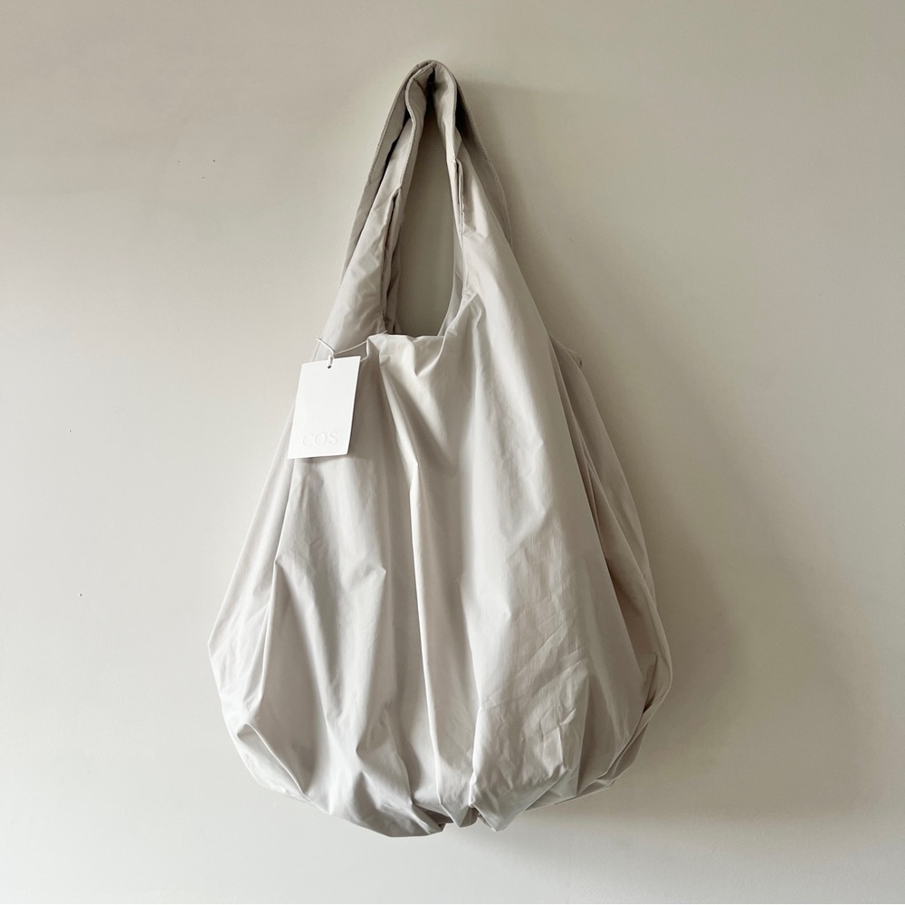 COS light gray chalk white Cloud tote bag - Picture 9 of 9
